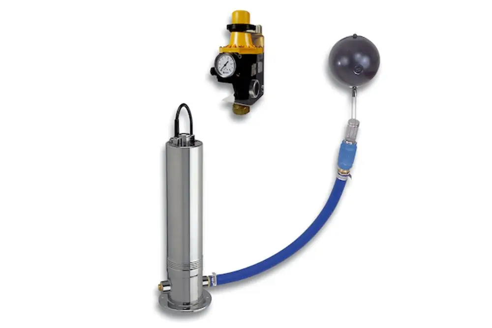 Stainless steel Pumpe von Roth mit Druckregler und Schwimmerventil, ausgestattet mit einem blauen Schlauch für die Wasserversorgung.